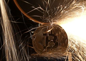 BlackRock, ARK Invest sửa đổi đề xuất Bitcoin ETF thành mô hình chỉ dùng tiền mặt