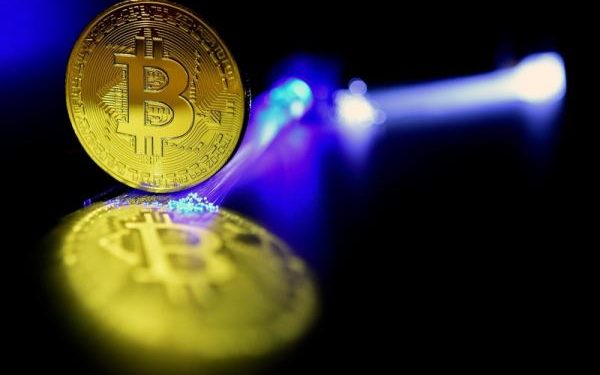 Bitcoin vượt 45.000 USD, đạt mức cao nhất trong 21 tháng