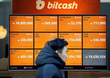 Giá Bitcoin biến động trong bối cảnh SEC ETF phê duyệt và loại bỏ