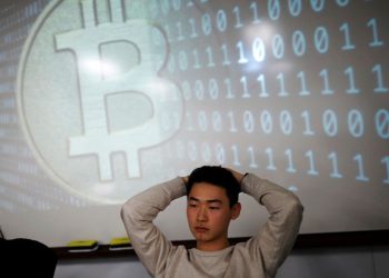 Bitcoin rút lui dưới 42.000 USD sau đợt tăng ETF ban đầu