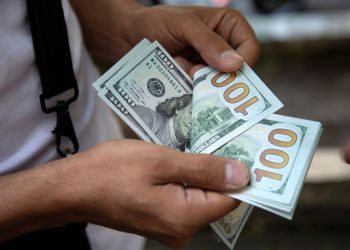 Đồng USD ổn định, các nhà đầu tư chờ đợi dữ liệu kinh tế và tín hiệu Fed